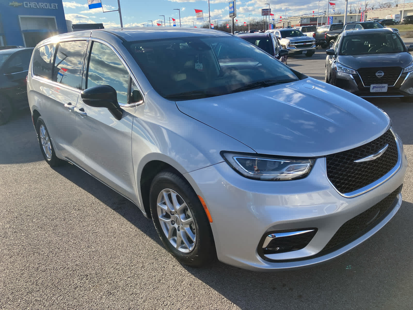 2024 Chrysler Pacifica Touring L's photo