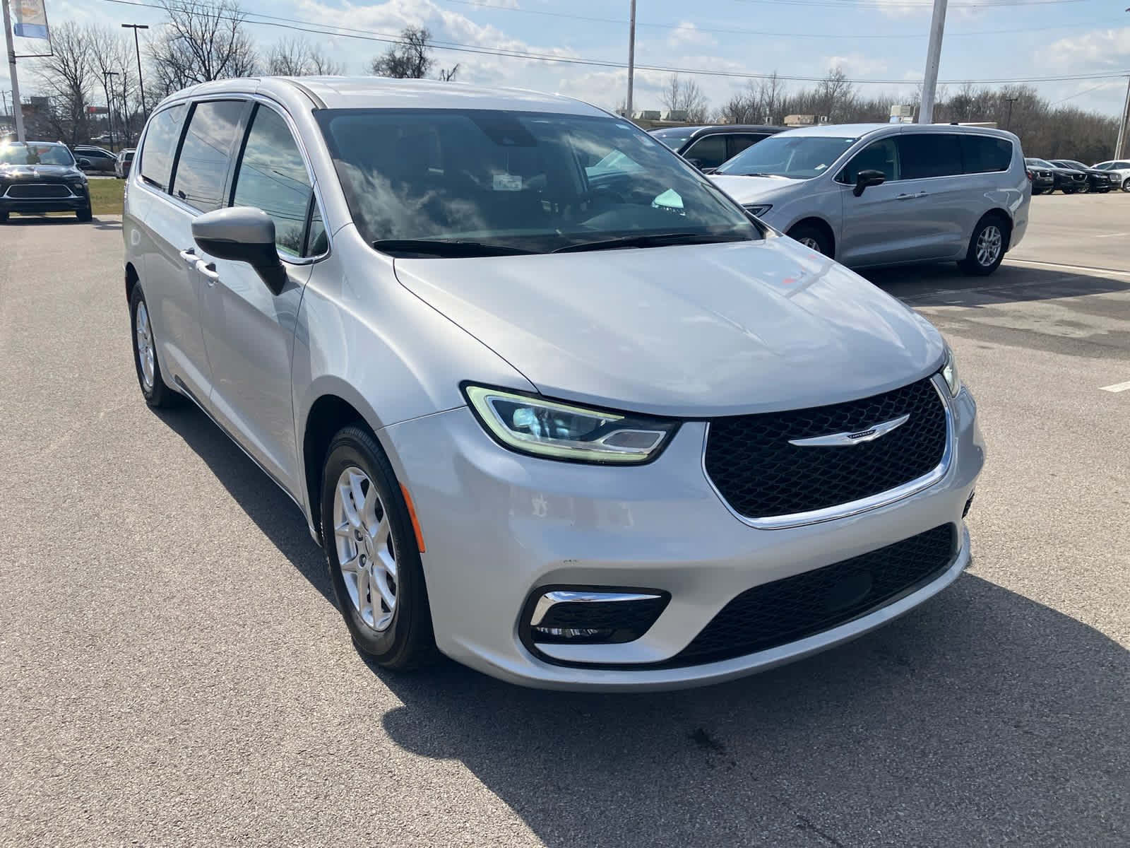 2023 Chrysler Pacifica Touring L's photo