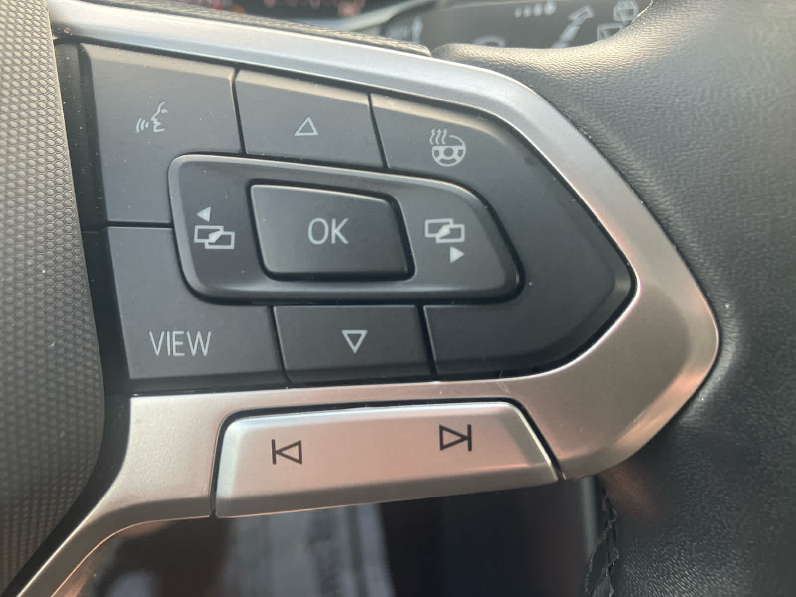 2025 Volkswagen Taos SE Black